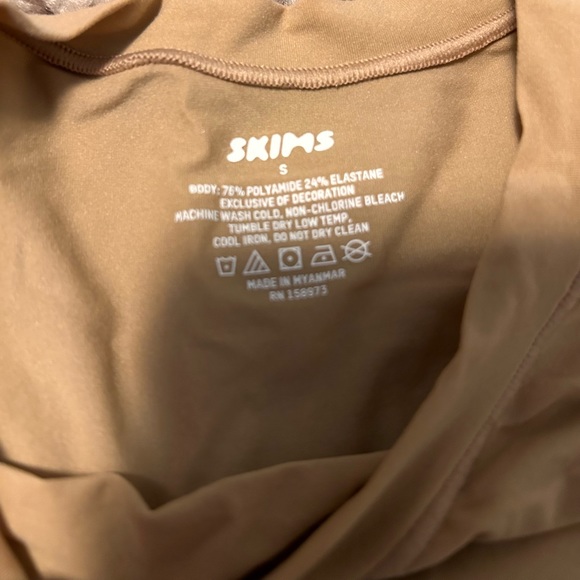 Skims Fits Everybody T-Shirt - Picture 2 of 2